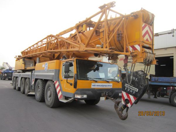 LIEBHERR LTM 250 TONS